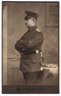 Fotografie Erich Scheithauer, Zwickau I. S., Innere Plauensche Str. 20, Soldat In Uniform Mit Verschränkten Armen  - Anonyme Personen