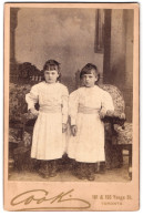 Fotografie Atelier Cook, Toronto, 191 & 193 Yonge St., Zwillinge In Identischen Kleidern  - Anonieme Personen