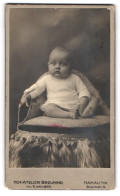 Fotografie Atelier Breuning, Hanau A. M., Bleichstr. 9, Portrait Süsses Baby Im Weissen Hemdchen  - Anonyme Personen