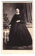 Fotografie J. Giese, Itzehoe, Portrait Junge Frau Im Tief Schwarzen Kleid Mit Ohrringen  - Personnes Anonymes