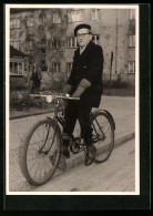 Foto-AK Bürgerlicher Herr Auf Einem Modernen Fahrrad  - Otros & Sin Clasificación