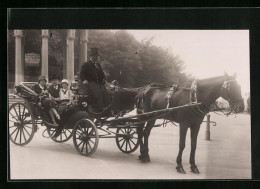 AK Elegantes Paar Mit Kind In Einem Einspänner Mit Kutscher  - Chevaux