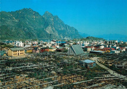 73601201 Henningsvaer Panorama Fischerdorf Berge Henningsvaer - Norwegen