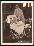 Fotografie Mutterglück, Betagte Mutter Mit Baby Im Kinderwagen  - Other & Unclassified
