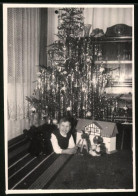 Fotografie Weihnachten, Lachender Knabe Mit Spielzeug Unterm Weihnachtsbaum  - Sonstige & Ohne Zuordnung