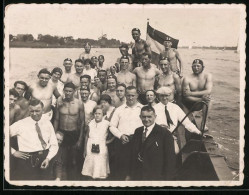 Fotografie Freiwasser-Schwimmer In Badehosen Und Schwimmkappen Auf Einem Boot 1933  - Sporten