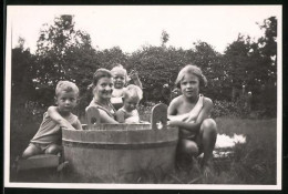Fotografie Mutterglück, Mutter Mit Spielenden Kindern Am Zuber Im Garten  - Other & Unclassified