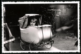 Fotografie Kleines Mädchen Hat Sich Im Kinderwagen Versteckt  - Other & Unclassified