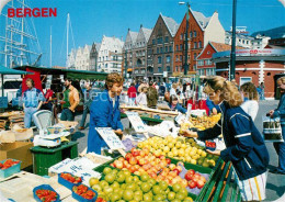73591804 Bergen Norwegen Frukttorget Markt Bergen Norwegen - Norvège