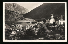 AK Hellesylt, Ortsansicht Mit Kirche Und Bergpanorama Im Sonnenschein  - Norvegia