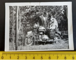 #15    Man And Woman - Family Photo With Motorcycle - Personnes Anonymes