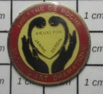 3617 Pin's Pins / Beau Et Rare / MARQUES / THEATRE DE POCHE VIEUX LYON JANINE BERDIN - Merken