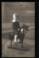 Foto-AK Niedlicher Junge Sitzt Auf Spielzeugpferd  - Usati