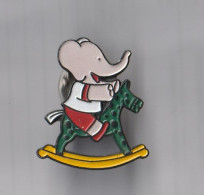 PIN'S THEME  BD  ELEPHANT BABAR ASSIS SUR UN CHEVAL EN BOIS - Comics