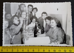 #15    Anonymous Persons - Man And Woman - They Drink Beer At The Celebration ERROR Double Exposure Old Photo - Anonyme Personen