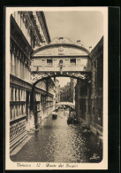 AK Venezia, Ponte Dei Sospiri, Gondeln Unter Der Seufzerbrücke  - Autres & Non Classés