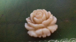 B18 / BROCHE ROSE YVES ROCHER - Brooches