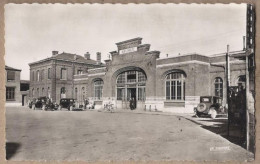 CPSM 59 - AULNOYE - La Gare - TB PLAN Façade EDIFICE CHEMIN DE FER ANIMATION AUTOMOBILES 1951 - Aulnoye