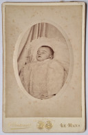 PHOTOGRAPHIE - ENFANT - POST MORTEM - FIN XIX° - PHOTOGRAPHE : P. COUTURIER - LE MANS (SARTHE) - Anonymous Persons