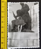 #15    Anonymous Persons - Enfant Child Girl Fille - Photo With Monument - Anonyme Personen