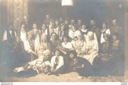 CARTE PHOTO NON IDENTIFIEE REPRESENTANT DES GENS EN COSTUME DE SCENE PEUT ETRE UNE TROUPE DE THEATRE - A Identifier