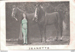 JEANETTE FEMME AVEC UN GRAND MANTEAU OUVERT SUR UN BODY TENANT DEUX CHEVAUX - Firstnames