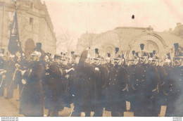 CARTE PHOTO NON IDENTIFIEE REPRESENTANT DES SOLDATS DE LA GARDE REPUBLICAINE LORS D'UNE REMISE DE DECORATION - A Identificar