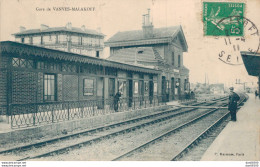 92 GARE DE VANVES MALAKOFF AVEC CHEF DE GARE SUR LE QUAI - Vanves