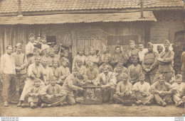 CARTE PHOTO NON IDENTIFIEE REPRESENTANT UN REGIMENT POSANT DEVANT UN BARAQUEMENT - A Identificar