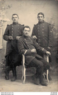 CARTE PHOTO NON IDENTIFIEE REPRESENTANT TROIS SOLDATS PRENANT LA POSE DANS UN STUDIO PHOTO N° 5 SUR LES COLS - Da Identificare