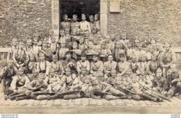 CARTE PHOTO NON IDENTIFIEE REPRESENTANT UN REGIMENT LE 8 Eme D'INFANTERIE AVEC LEURS ARMES - Da Identificare