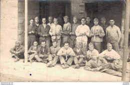 CARTE PHOTO NON IDENTIFIEE REPRESENTANT DES SOLDATS EPLUCHANT UNE POMME DE TERRE - To Identify