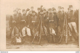 CARTE PHOTO NON IDENTIFIEE REPRESENTANT DES SOLDATS A KEPI AVEC LEURS FUSILS EN FAISCEAU - Da Identificare