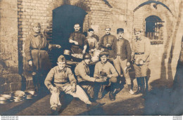 CARTE PHOTO NON IDENTIFIEE REPRESENTANT DES SOLDATS TENANT LA POSE DEVANT LE CUISTOT - A Identifier