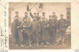 CARTE PHOTO NON IDENTIFIEE REPRESENTANT DES SOLDATS AVEC BRASSARD DE LA CROIX ROUGE - Te Identificeren