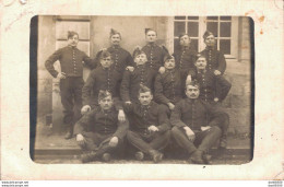 CARTE PHOTO NON IDENTIFIEE REPRESENTANT DES SOLDATS AVEC LE NUMERO 44 SUR LES COLS - A Identifier