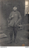 CARTE PHOTO NON IDENTIFIEE REPRESENTANT UN PRISONNIER FRANCAIS EN ALLEMAGNE LORS DE LA GRANDE GUERRE MATRICULE 9012 - To Identify