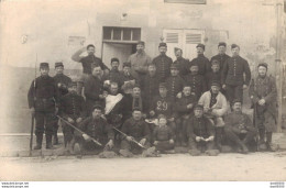 CARTE PHOTO NON IDENTIFIEE REPRESENTANT DES SOLDATS ENTOURANT UN JEUNE ENFANT ASSIS AU MILIEU DU PREMIER RANG - To Identify