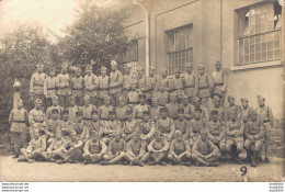 CARTE PHOTO NON IDENTIFIEE REPRESENTANT UN REGIMENT DE SOLDATS PRENANT LA POSE - Te Identificeren