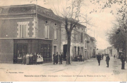 RARE  24 NEUVIC SUR L'ISLE CROISEMENT DE L'AVENUE DE THEORA ET DE LA GARE ANIMEE LE PERSONNEL DE LA PHARMACIE EST DEVANT - Sonstige & Ohne Zuordnung