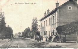 19 OBJAT LA GARE ANIMEE VOYAGEURS SUR LE QUAI ET TRAIN EN APPROCHE - Andere & Zonder Classificatie