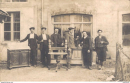 CARTE PHOTO NON IDENTIFIEE REPRESENTANT SIX HOMMES PRESENTANT DES TRAVAUX DE MENUISERIE - A Identificar