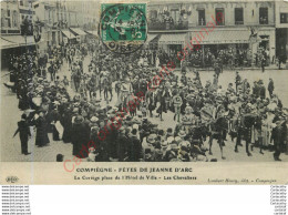 60.  COMPIEGNE . FETES DE JEANNE D'ARC .  Le Cortège Place De L'Hôtel De Ville .  Les Chevaliers . - Compiegne