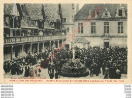 21.  Hospices De BEAUNE .  Aspect De La Cour De L'Hôtel Dieu Pendant La Vente Des Vins . - Beaune