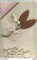 MUGUET DE MAI BONHEUR POUR L'ANNEE FEUILLES ET FLEURS DE MUGUET EN TISSU COLLES SUR LA CARTE - Other & Unclassified