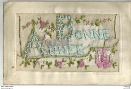 CARTE DE BONNE ANNEE AVEC BRODERIE CENTRALE QUI SE LEVE POUR LAISSER APPARAITRE UNE CARTE DE VOEUX - Embroidered