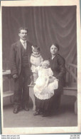 CARTE PHOTO NON IDENTIFIEE REPRESENTANT UN COUPLE AVEC DEUX ENFANTS - A Identifier