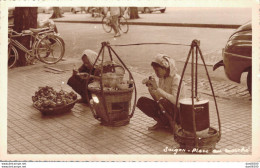 PHOTO ORIGINALE DE 14 X 9 CMS ANNEES 30/40 REPRESENTANT SAIGON VIETNAM INDOCHINE PLACE DU MARCHE - Places