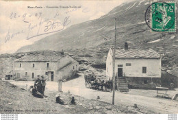 73 MONT CENIS FRONTIERE FRANCO ITALIENNE LE POSTE RELAIS ET LA GENDARMERIE UNE DILIGENCE PRETE AU DEPART - Sonstige & Ohne Zuordnung