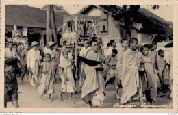 PHOTO  DE 14 X 9 CMS ANNEES 30/40 REPRESENTANT SOUVENIR SAVANATHEL LAOS UNE PROCESSION - Lieux